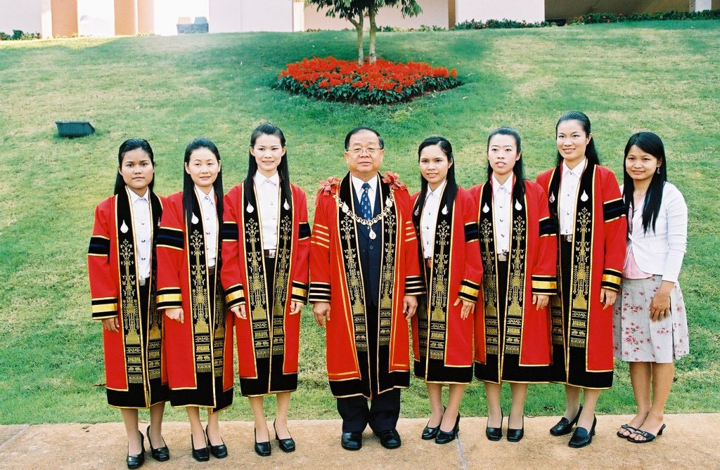 พิธีพระราชทานปริญญาบัตร มหาวิทยาลัยแม่ฟ้าหลวง ครั้งที่ 3 ประจำปีการศึกษา 2547