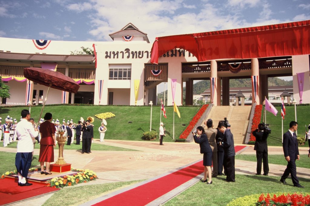 พิธีเปิดมหาวิทยาลัย พิธีเปิดศูนย์ภาษาและวัฒนธรรมจีนสิรินธร และพิธีพระราชทานปริญญาบัตรแก่บัณฑิตรุ่นแรก