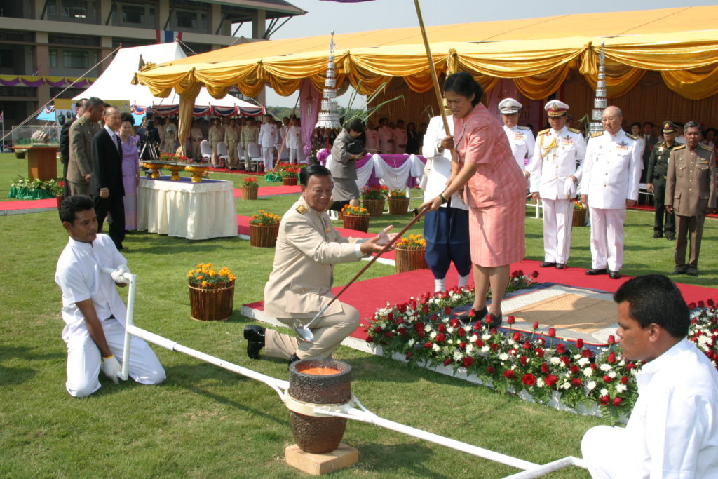พิธีเททองหล่อพระพุทธรูปพระเจ้าล้านทอง