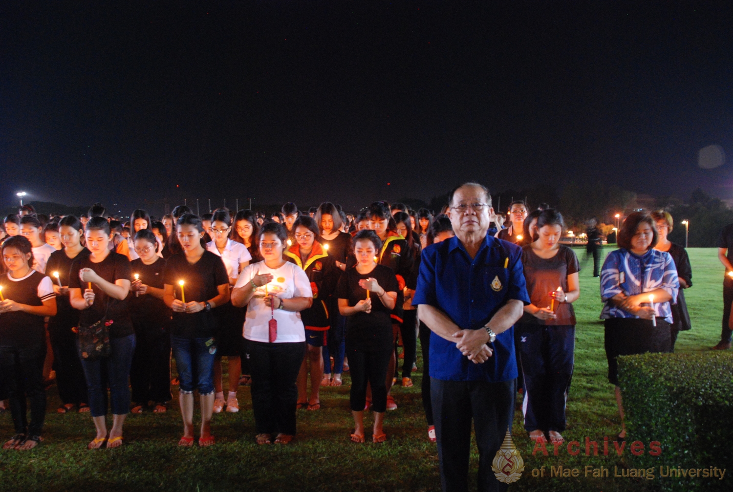 ร.9-การจุดเทียนรำลึกถึงพระมหากรุณาธิคุณอันหาที่สุดมิได้ของพระบาทพระปรมินทรมหาภูมิพลอดุลยเดช