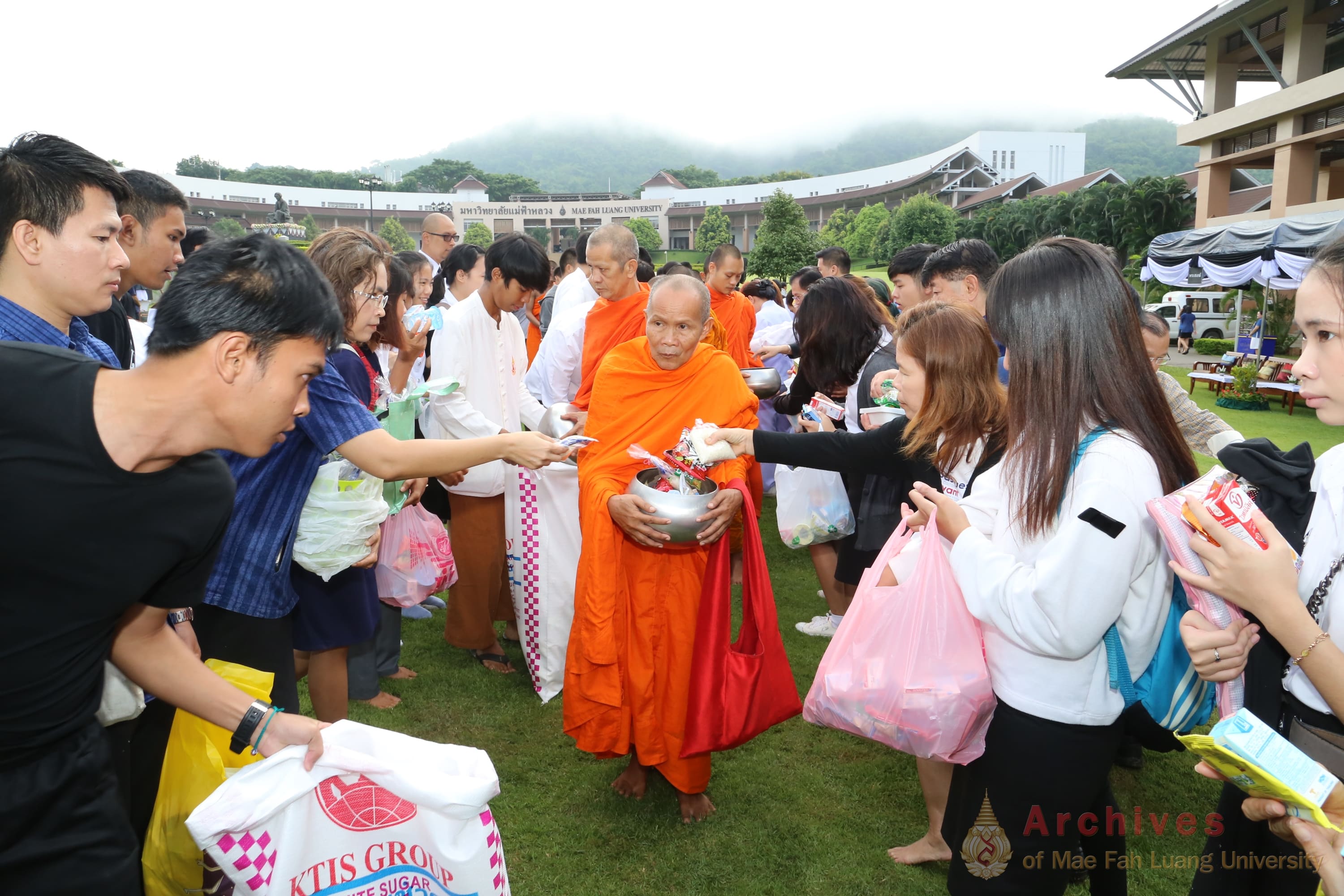ร.9-พิธีทำบุญตักบาตร เพื่อถวายเป็นพระราชกุศลแด่พระบาทสมเด็จพระปรมินทรมหาภูมิพลอดุลยเดชฯ