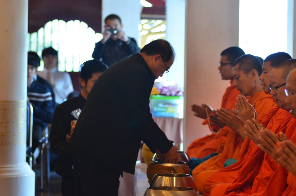ร.9-พิธีทำบุญตักบาตร เนื่องในวันคล้ายวันพระบรมราชสมภพ พระบาทสมเด็จพระปรมินทรมหาภูมิพลอดุลยเดช