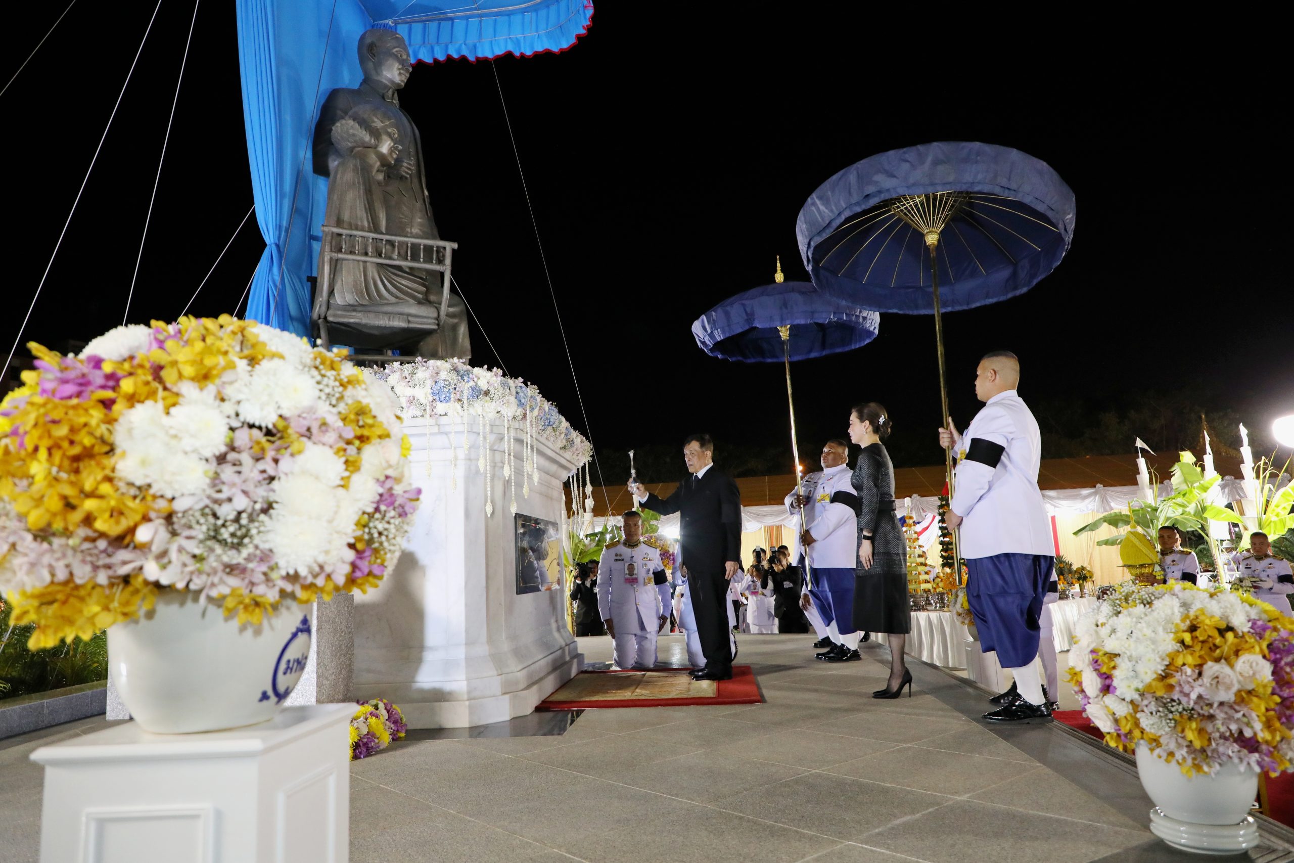 พระบาทสมเด็จพระเจ้าอยู่หัว และสมเด็จพระนางเจ้า ฯ พระบรมราชินี เสด็จพระราชดำเนินมาทรงเปิดพระราชานุสาวรีย์สมเด็จพระมหิตลาธิเบศร อดุลยเดชวิกรม พระบรมราชชนก ประทับคู่สมเด็จพระศรีนครินทราบรมราชชนนี